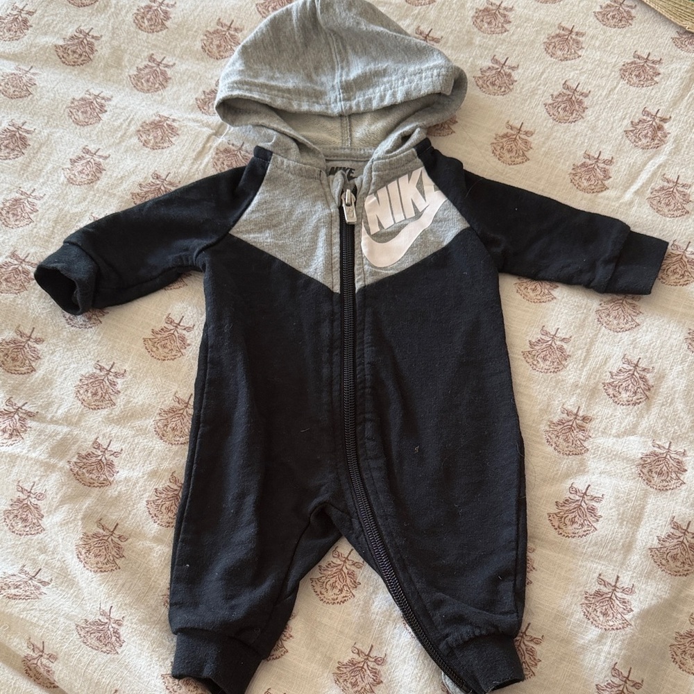 Nike Kids Black and Gray Hooded onesie zip up